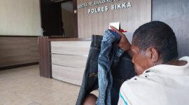 J sedang menunjukkan 2 potong pakaian yang dicuri namun belum sempat dijual, Selasa (29/4)