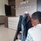 J sedang menunjukkan 2 potong pakaian yang dicuri namun belum sempat dijual, Selasa (29/4)