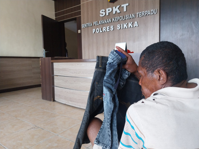 J sedang menunjukkan 2 potong pakaian yang dicuri namun belum sempat dijual, Selasa (29/4)