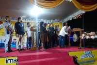 Bupati Sikka Juventus Prima Yoris Kago memukul gong sebagai simbol pengresmian kegiatqn Sikka Naker Fest dan May Day 2025, Selasa (29/4)