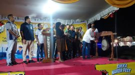 Bupati Sikka Juventus Prima Yoris Kago memukul gong sebagai simbol pengresmian kegiatqn Sikka Naker Fest dan May Day 2025, Selasa (29/4)