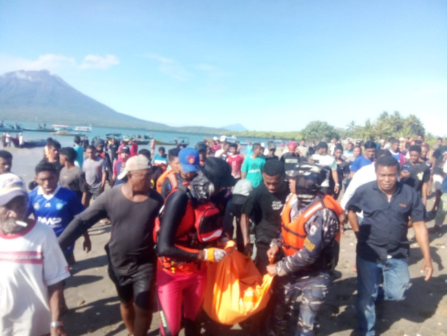 Jasad korban dievakuasi ke RSU Lewoleba