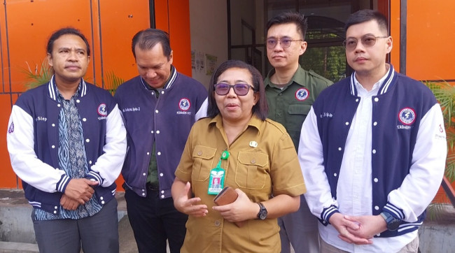 Dokter Remidason Riba (paling ujung kiri) saat berada di RSUD TC Hillers Maumere, Senin (14/4)