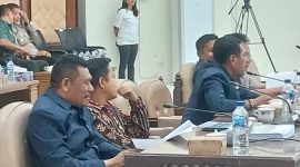 Yuvinus Solo (paling kanan), terdakwa kasus TPPO, saat mengikuti Paripurna DPRD Sikka pada Pebruari 2025 lalu