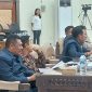 Yuvinus Solo (paling kanan), terdakwa kasus TPPO, saat mengikuti Paripurna DPRD Sikka pada Pebruari 2025 lalu