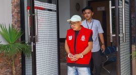 Terpidana penganiayaan Hendrik Putra Winata menuju kendaraan tahanan Kejaksaan Negeri Sikka, Jumat (2/5)