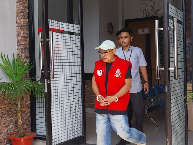 Terpidana penganiayaan Hendrik Putra Winata menuju kendaraan tahanan Kejaksaan Negeri Sikka, Jumat (2/5)