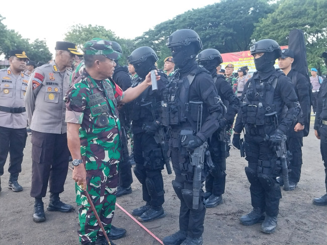 Danrem 161/Wirasakti Brigjen Joao Xavier Barneto Nunes memeriksa personil pengamanan VVIP kunjungan kerja Wapres Gibran Rakabuming Raka, Senin (5/5)