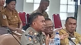 Pelaksana Tugas Kepala Dinas Lingkungan Hidup Adeodatus Buang da Cunha saat RDP bersama DPRD Sikka, Senin (19/5) 