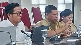 Kabag Ekonomi Setda Sikka Kandidus L Tolok bersama Manager Fuel Terminal Maumere Zakiudin (kiri) menghadiri RDP di DPRD Sikka, Senin (19/5)