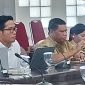 Kabag Ekonomi Setda Sikka Kandidus L Tolok bersama Manager Fuel Terminal Maumere Zakiudin (kiri) menghadiri RDP di DPRD Sikka, Senin (19/5)