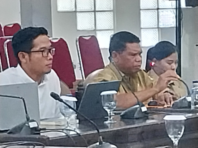 Kabag Ekonomi Setda Sikka Kandidus L Tolok bersama Manager Fuel Terminal Maumere Zakiudin (kiri) menghadiri RDP di DPRD Sikka, Senin (19/5)