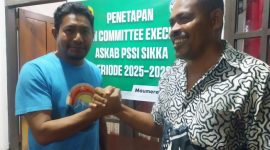 Gaudensius Nong Pio dan Yosef Nong Soni berjabatan tangan setelah ditetapkan sebagai Calon Ketua Askab PSSI Sikka, Jumat (30/5)
