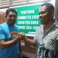 Gaudensius Nong Pio dan Yosef Nong Soni berjabatan tangan setelah ditetapkan sebagai Calon Ketua Askab PSSI Sikka, Jumat (30/5)