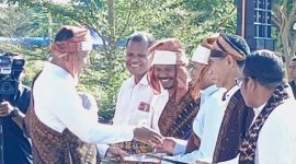 Camat Tana Wawo John Oriwos NS menerima SK Izin Pendirian SMP Negeri 049 Renggarasi dari Bupati Sikka Juventus Prima Yoris Kago, Jumat (2/5)