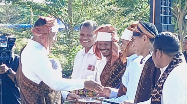 Camat Tana Wawo John Oriwos NS menerima SK Izin Pendirian SMP Negeri 049 Renggarasi dari Bupati Sikka Juventus Prima Yoris Kago, Jumat (2/5)