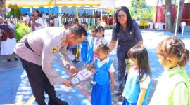 Kapolres Sikka AKBP Moh Mukhson merayakan Hardiknas bersama ratusan Anak TK se-Kecamatan Alok Timur, Jumat (2/5)