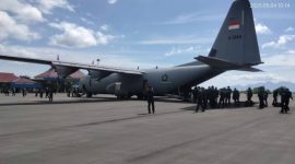 Pesawat Hercules tiba di Bandara Frans Seda Maumere, Minggu (4/5) 