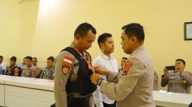 Kapolres Sikka AKBP Moh Mukhson menyematkan tanda pengenal Operasi Pekat kepada anggota, Rabu (14/5)