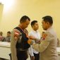 Kapolres Sikka AKBP Moh Mukhson menyematkan tanda pengenal Operasi Pekat kepada anggota, Rabu (14/5)