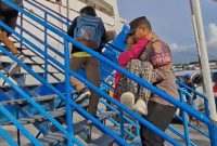 Personil KPP Laut Pelabuhan Laurens Say evakuasi penumpang stroke dari Ende ke atas KM Tidar, Sabtu (17/5)