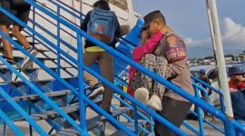 Personil KPP Laut Pelabuhan Laurens Say evakuasi penumpang stroke dari Ende ke atas KM Tidar, Sabtu (17/5)