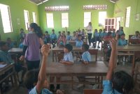 Dokter Hewan Yosephina Lapilia sedang memberikan KIE Rabies kepada.pelajar SD Boganatar, Rabu (21/5)