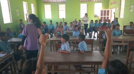 Dokter Hewan Yosephina Lapilia sedang memberikan KIE Rabies kepada.pelajar SD Boganatar, Rabu (21/5)