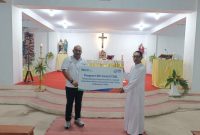 Pimpinan Cabang BRI Maumere I Nyoman Slamet Destrawan menyerahkan simbolis bantuan CSR BRI Peduli kepada Pastor Paroki Santo Gabriel Kewapante RD Laurensius Noi, Minggu (25/5)