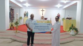 Pimpinan Cabang BRI Maumere I Nyoman Slamet Destrawan menyerahkan simbolis bantuan CSR BRI Peduli kepada Pastor Paroki Santo Gabriel Kewapante RD Laurensius Noi, Minggu (25/5)