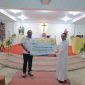 Pimpinan Cabang BRI Maumere I Nyoman Slamet Destrawan menyerahkan simbolis bantuan CSR BRI Peduli kepada Pastor Paroki Santo Gabriel Kewapante RD Laurensius Noi, Minggu (25/5)