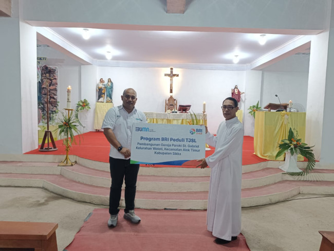 Pimpinan Cabang BRI Maumere I Nyoman Slamet Destrawan menyerahkan simbolis bantuan CSR BRI Peduli kepada Pastor Paroki Santo Gabriel Kewapante RD Laurensius Noi, Minggu (25/5)