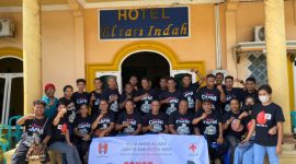 Alumni GMNI Sikka pose di depan Hotel Eltari Maumere, Sabtu (31/5)