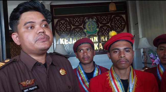 Kasi Intelijen Kejaksaan Negeri Sikka Okky Prastyo Ajie bersama Ketua PMKRI Maumere, Senin (5/5)
