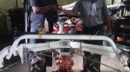 Serah terima hand traktor bantuan Julie Laiskodat dari Analisis PSP Dinas Pertanian Fransiskus Muga kepada Ketua Poktan Sina Rua Arnoldus Alimus Ani pada 21 Desember 2023 lalu