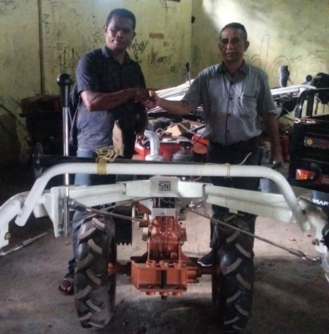 Serah terima hand traktor bantuan Julie Laiskodat dari Analisis PSP Dinas Pertanian Fransiskus Muga kepada Ketua Poktan Sina Rua Arnoldus Alimus Ani pada 21 Desember 2023 lalu