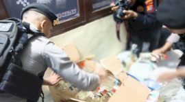 Barang bukti minuman leras tradisionil diamankan di Ruangan Satresnarkoba Polres Sikka, Kamis (23/5)