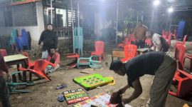 Anggota Polres Sikka mengamankan barang bukti bola guling dan dadu regang saat menggebrek lokasi judi di Watuliwung, Minggu (18/5) lalu