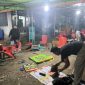 Anggota Polres Sikka mengamankan barang bukti bola guling dan dadu regang saat menggebrek lokasi judi di Watuliwung, Minggu (18/5) lalu