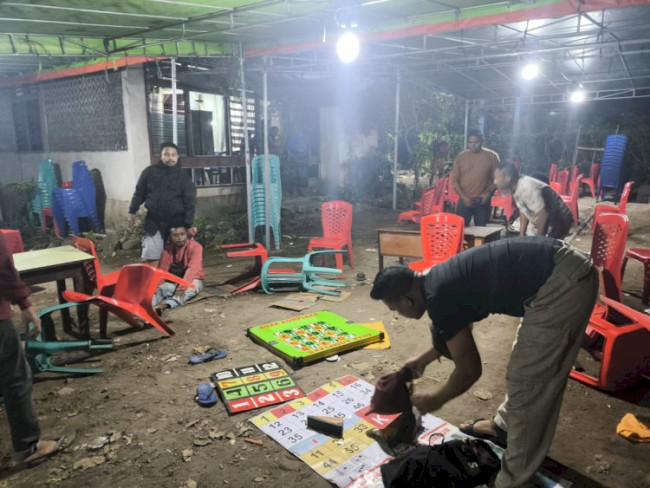 Anggota Polres Sikka mengamankan barang bukti bola guling dan dadu regang saat menggebrek lokasi judi di Watuliwung, Minggu (18/5) lalu