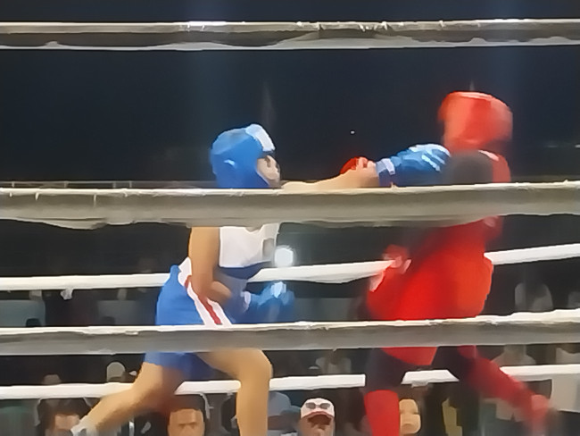 Laga di kategori Yuoth Girls 54kg pada hari pertama Kejuaraan Tinju Amatir di Maumere, Jumat (20/6) malam