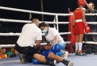 Jefrianus Pula mendapat perawatan medis akibat pukulan keras Anthonius Jendri pada Kejuaraan Tinju Amatir di Maumere