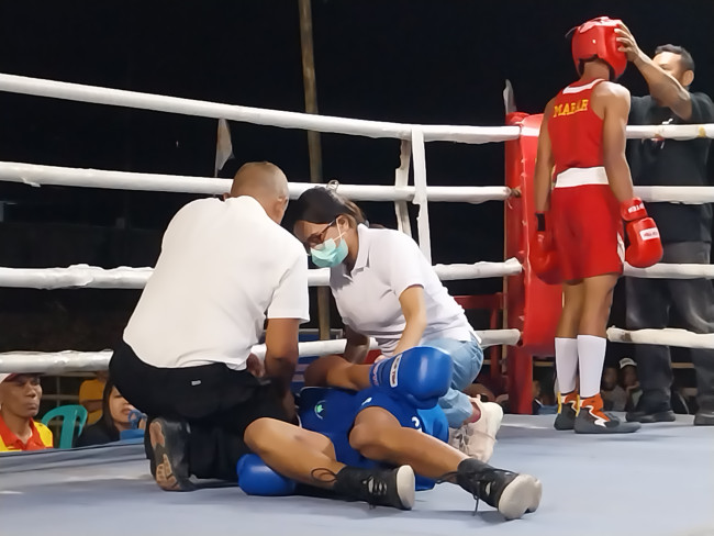 Jefrianus Pula mendapat perawatan medis akibat pukulan keras Anthonius Jendri pada Kejuaraan Tinju Amatir di Maumere