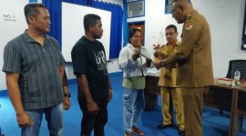 Wabup Sikka Simon Subandi Supriadi menyerahkan dokumen kontrak kerja kepada perwakilan calon tenaga kerja yang hendak bekerja pada perusahaan kelapa sawit di Kapuas Kalimantan Tengah, Senin (30/6)