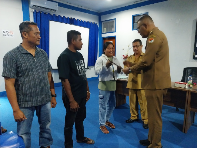 Wabup Sikka Simon Subandi Supriadi menyerahkan dokumen kontrak kerja kepada perwakilan calon tenaga kerja yang hendak bekerja pada perusahaan kelapa sawit di Kapuas Kalimantan Tengah, Senin (30/6)