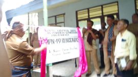 Bupati Sikka Juventus Prima Yoris Kago membuka selubung papan nama SMP Negeri 049 Renggarasi di Kecamatan Tana Wawo, Selasa (3/6)