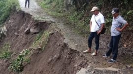 Camat Tana Wawo John Oriwis titik longsor Wolo Para Dusun Fai Panda Desa Renggarasi, Jumat (13/6)