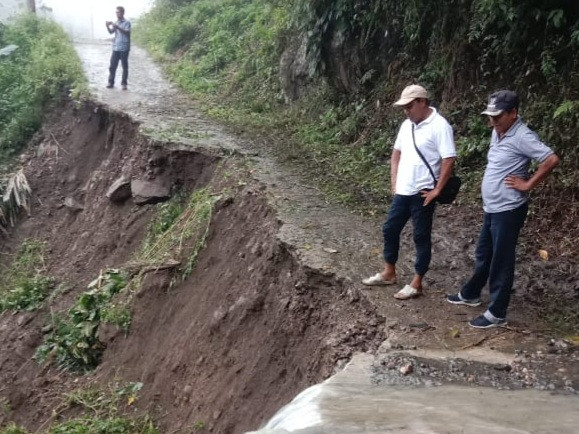 Camat Tana Wawo John Oriwis titik longsor Wolo Para Dusun Fai Panda Desa Renggarasi, Jumat (13/6)