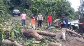 Warga masyarakat gotomg royong membersihkan material longsor, Sabtu (14/6)