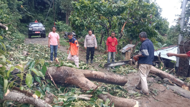 Warga masyarakat gotomg royong membersihkan material longsor, Sabtu (14/6)